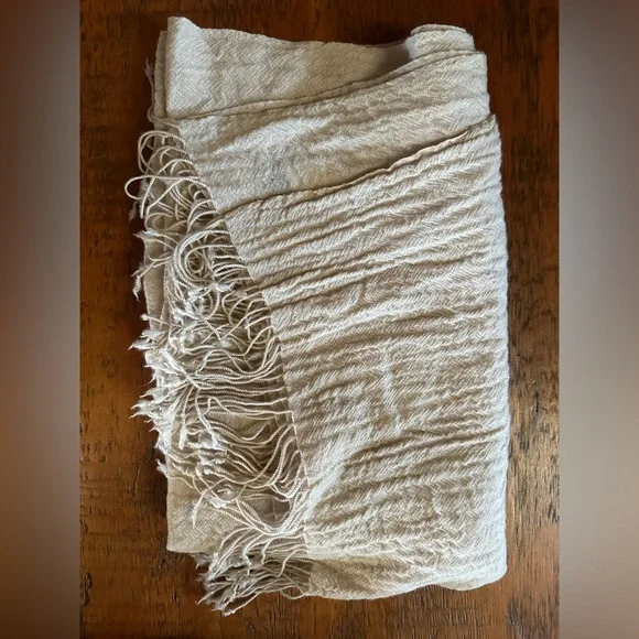 100% Cashmere Bloomingdale’s Textured Pale Pink Shawl, Wrap
